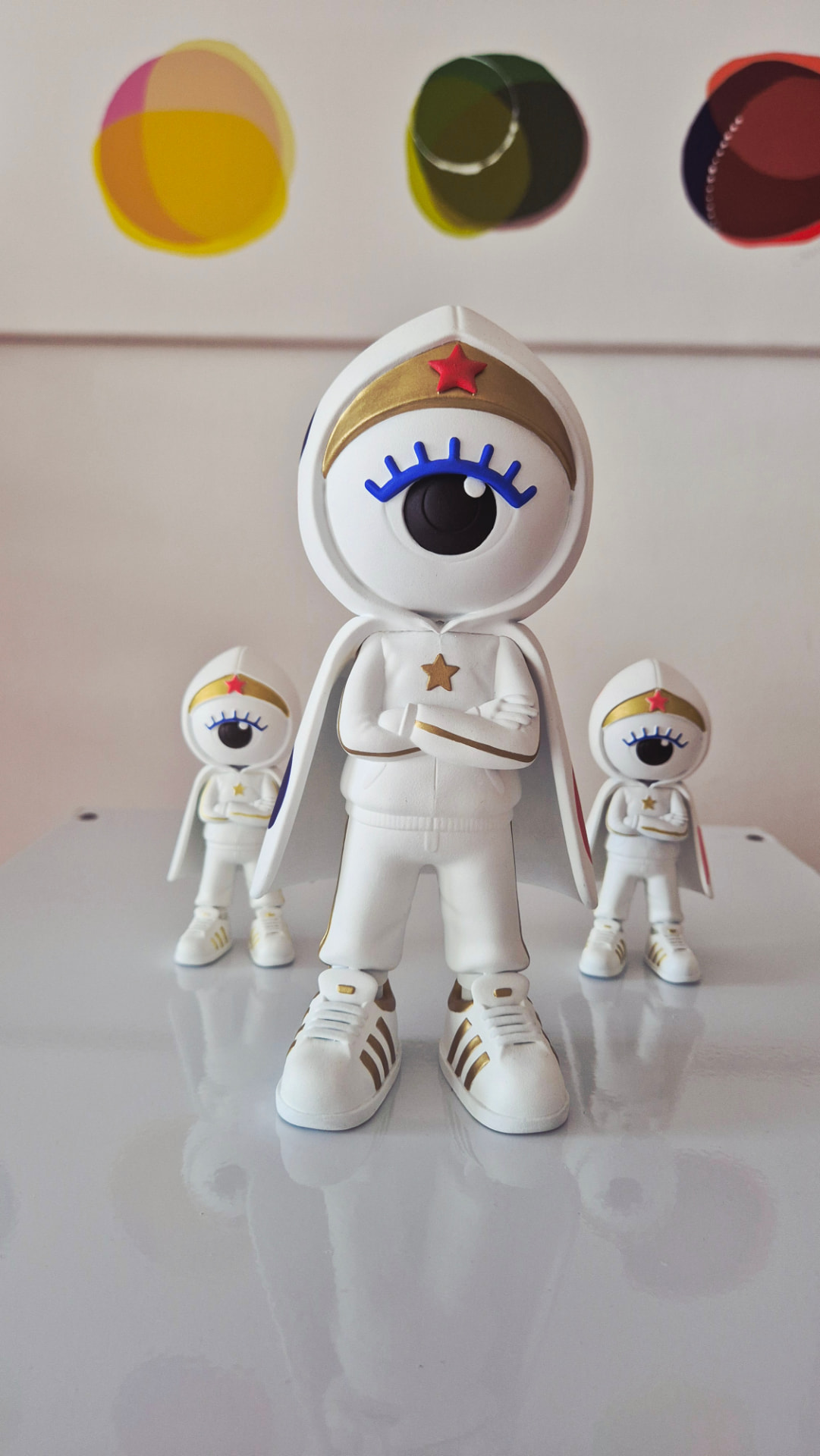 Iris by Cranda, art toy de un solo ojo con dos figuras pequeñas