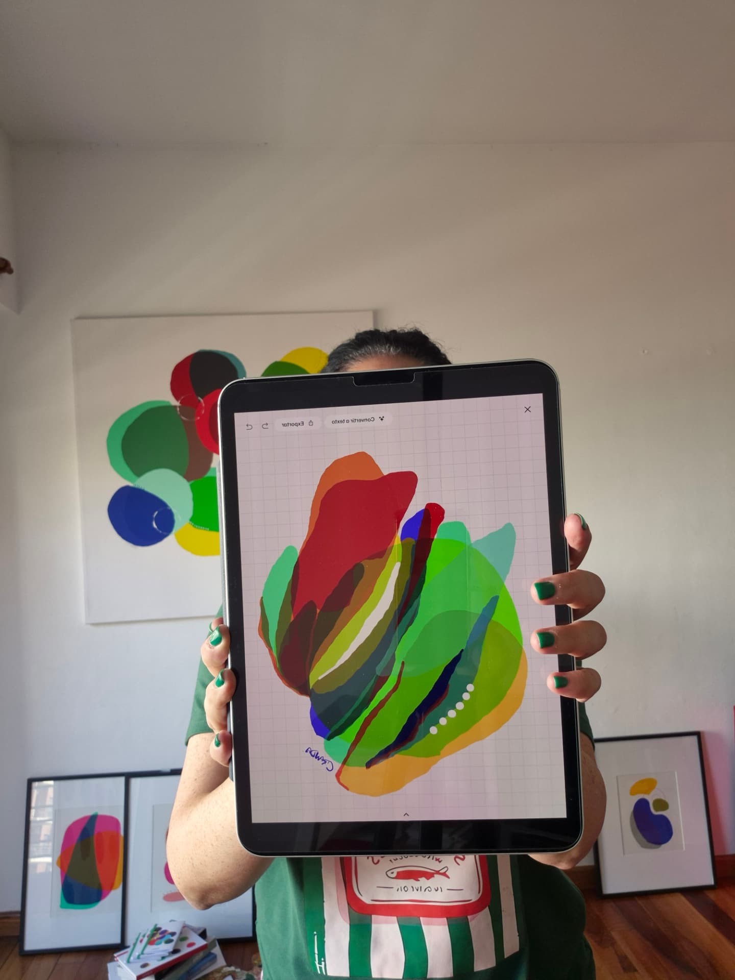 Caro Aranda trabajando en su tablet